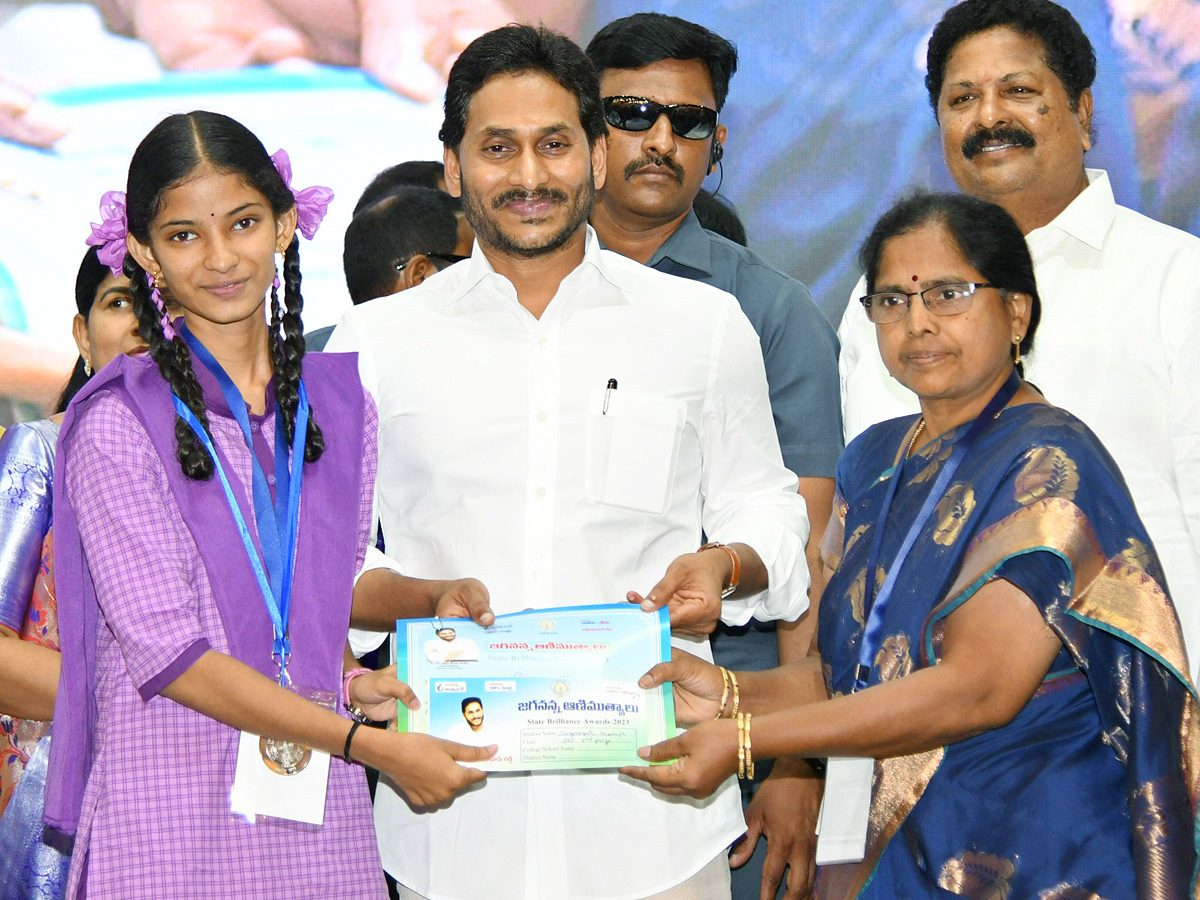 CM YS Jagan At Jagananna Animutyalu Awards Programme Photos - Sakshi38