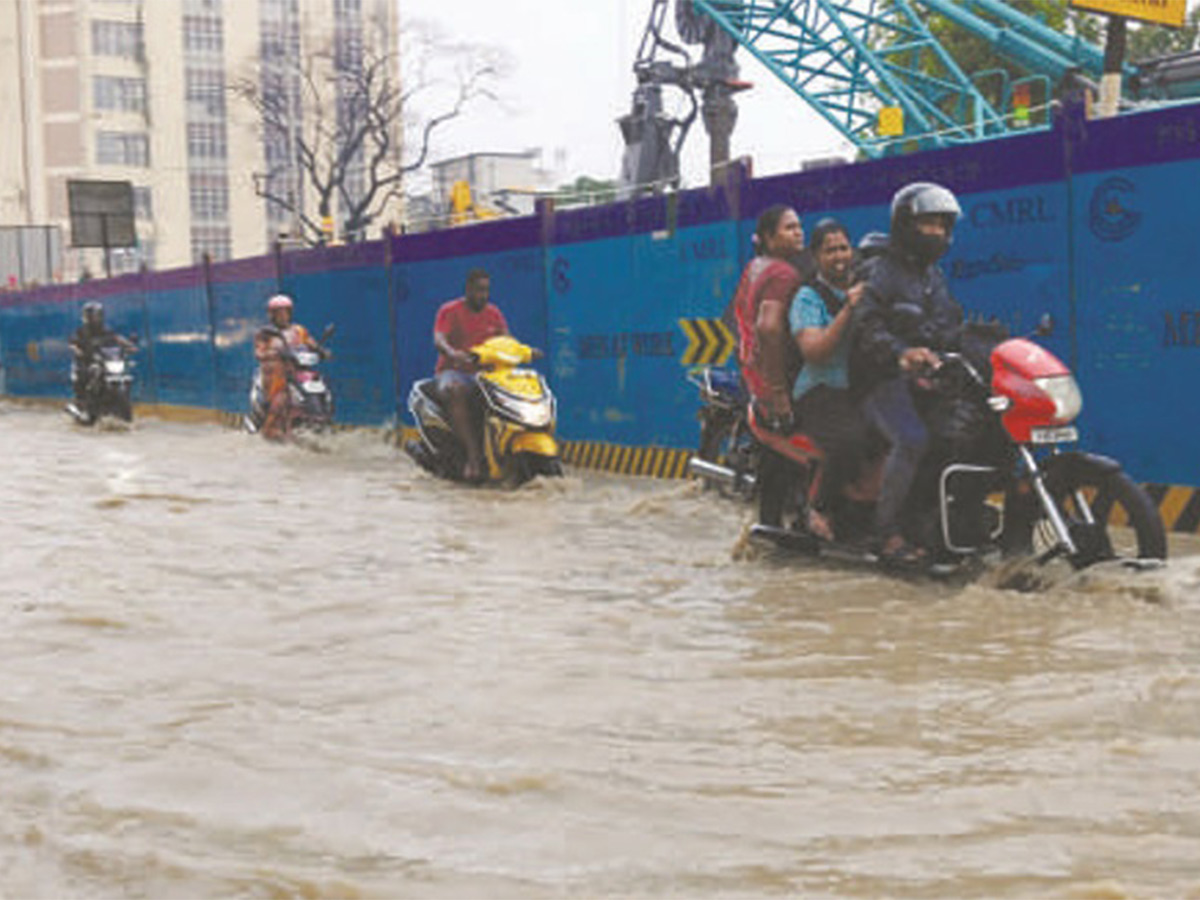 Tamil Nadu rains: Heavy rains lash Chennai its suburbs Photos - Sakshi19