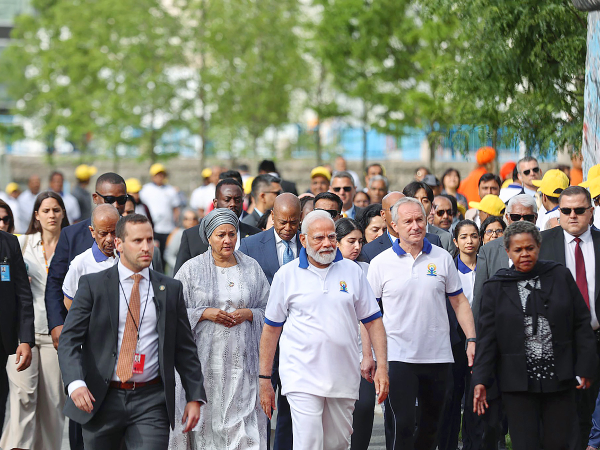 PM Modi leads Yoga Day celebrations in New York Photos - Sakshi14