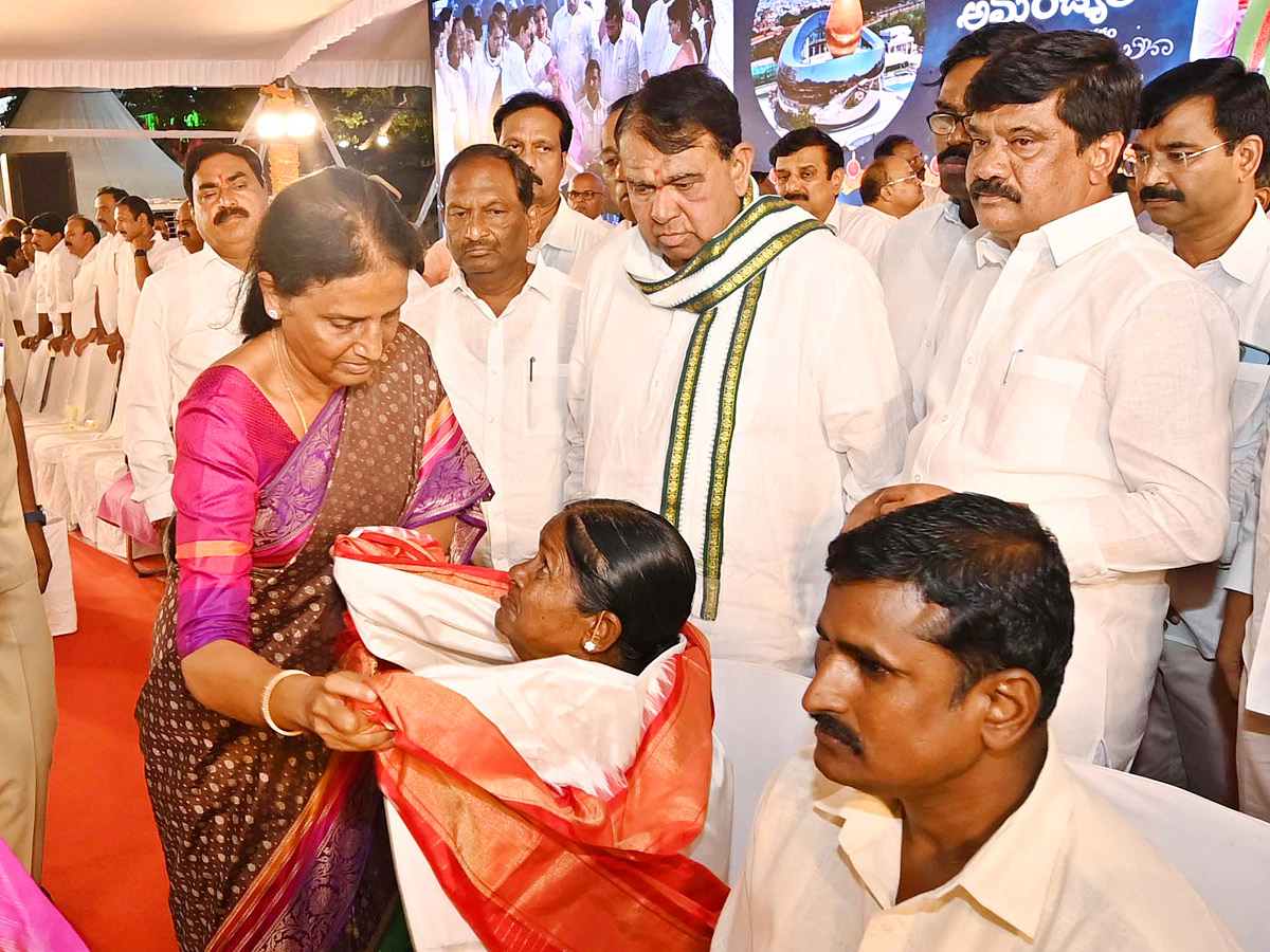 CM KCR inaugurate Telangana Martyrs Memorial Photos - Sakshi11