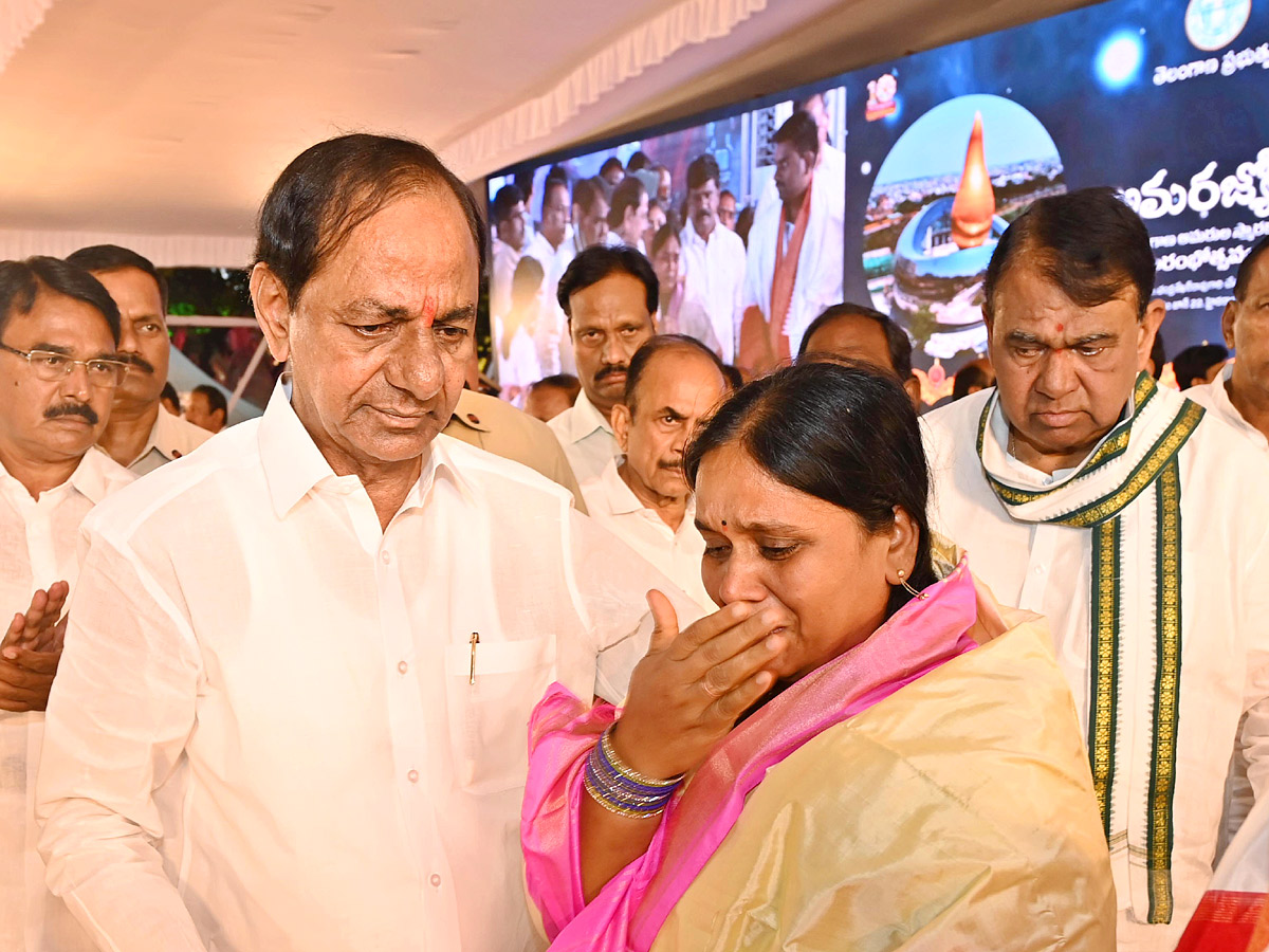 CM KCR inaugurate Telangana Martyrs Memorial Photos - Sakshi13