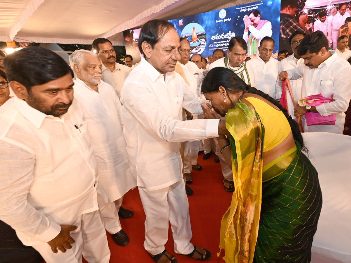 CM KCR inaugurate Telangana Martyrs Memorial Photos - Sakshi16