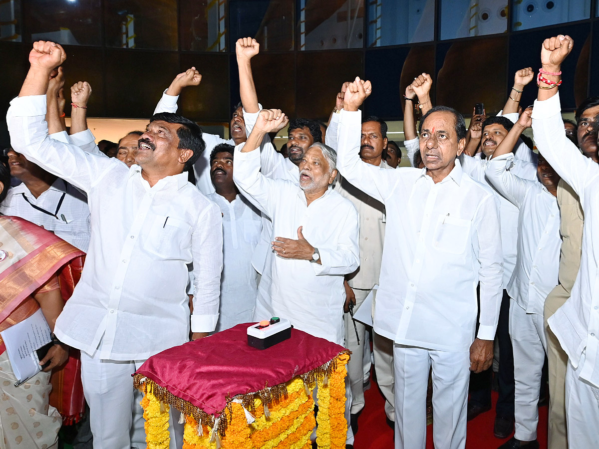 CM KCR inaugurate Telangana Martyrs Memorial Photos - Sakshi23