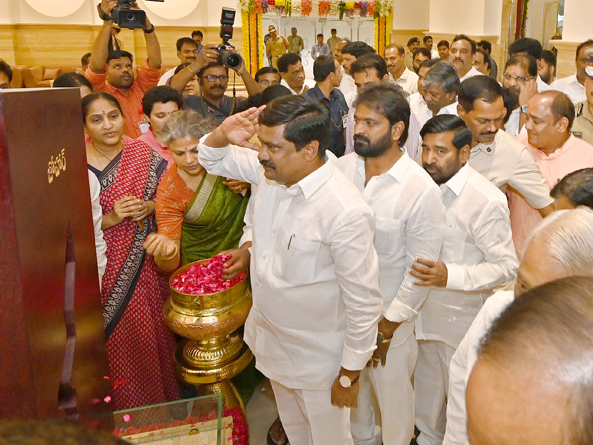 CM KCR inaugurate Telangana Martyrs Memorial Photos - Sakshi24