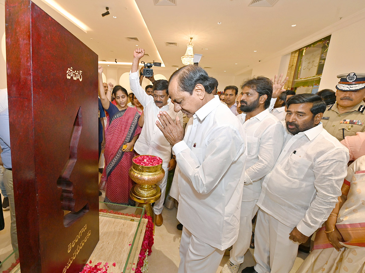 CM KCR inaugurate Telangana Martyrs Memorial Photos - Sakshi25