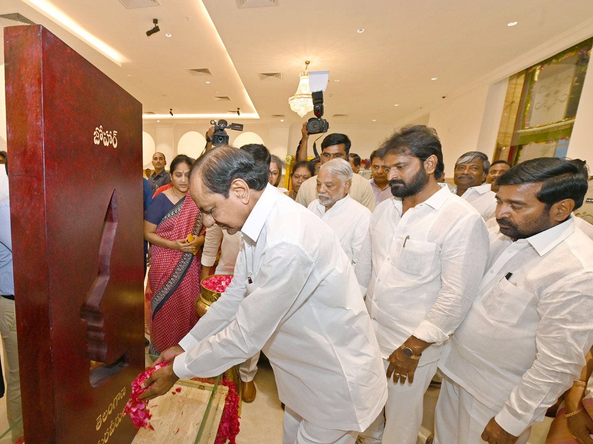 CM KCR inaugurate Telangana Martyrs Memorial Photos - Sakshi26