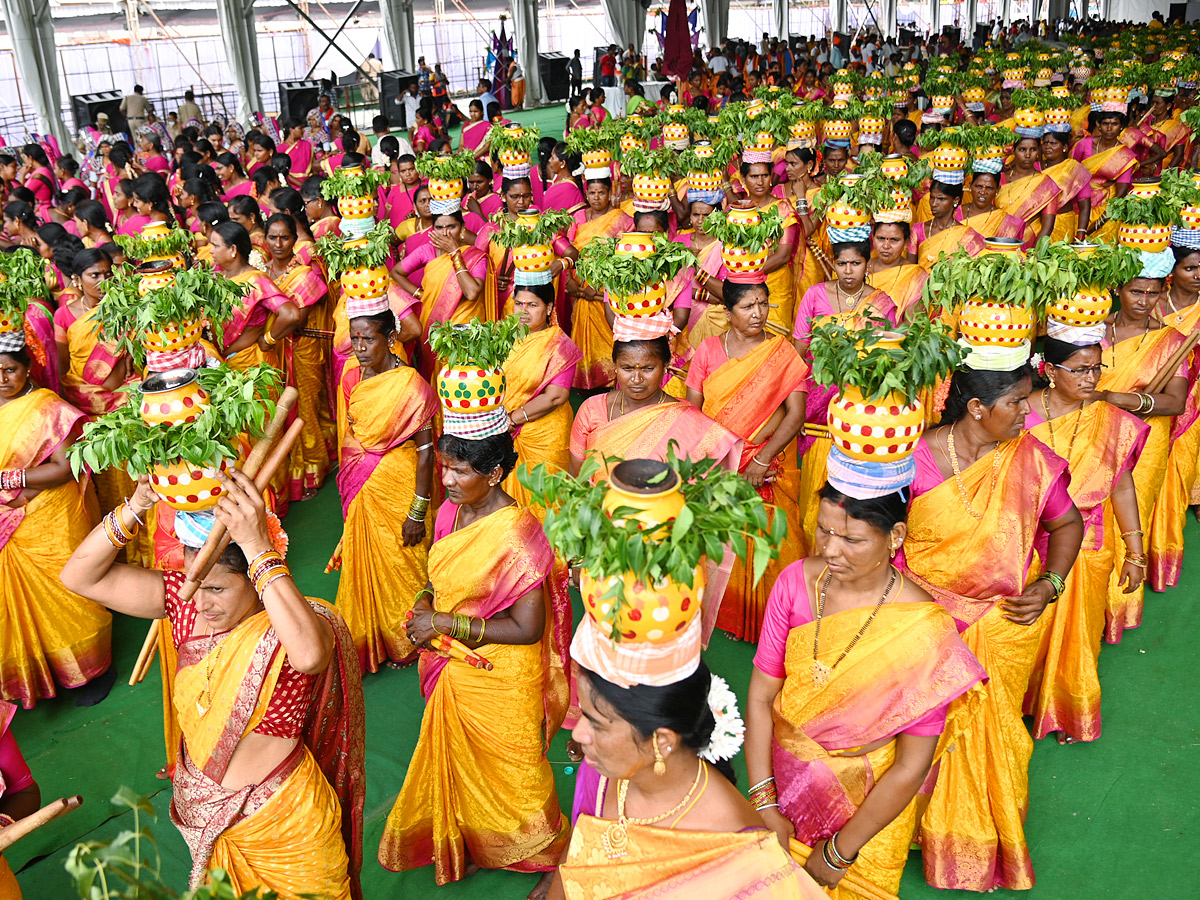 CM KCR inaugurate Telangana Martyrs Memorial Photos - Sakshi32