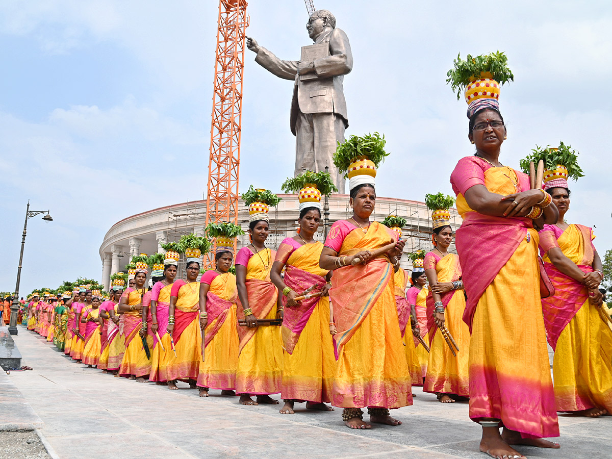 CM KCR inaugurate Telangana Martyrs Memorial Photos - Sakshi33