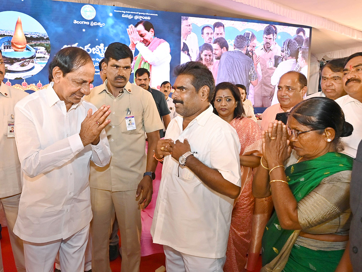 CM KCR inaugurate Telangana Martyrs Memorial Photos - Sakshi5