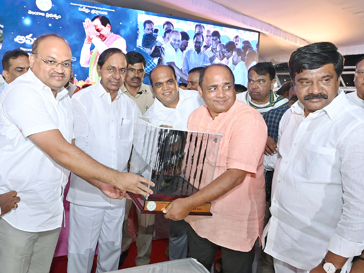 CM KCR inaugurate Telangana Martyrs Memorial Photos - Sakshi7