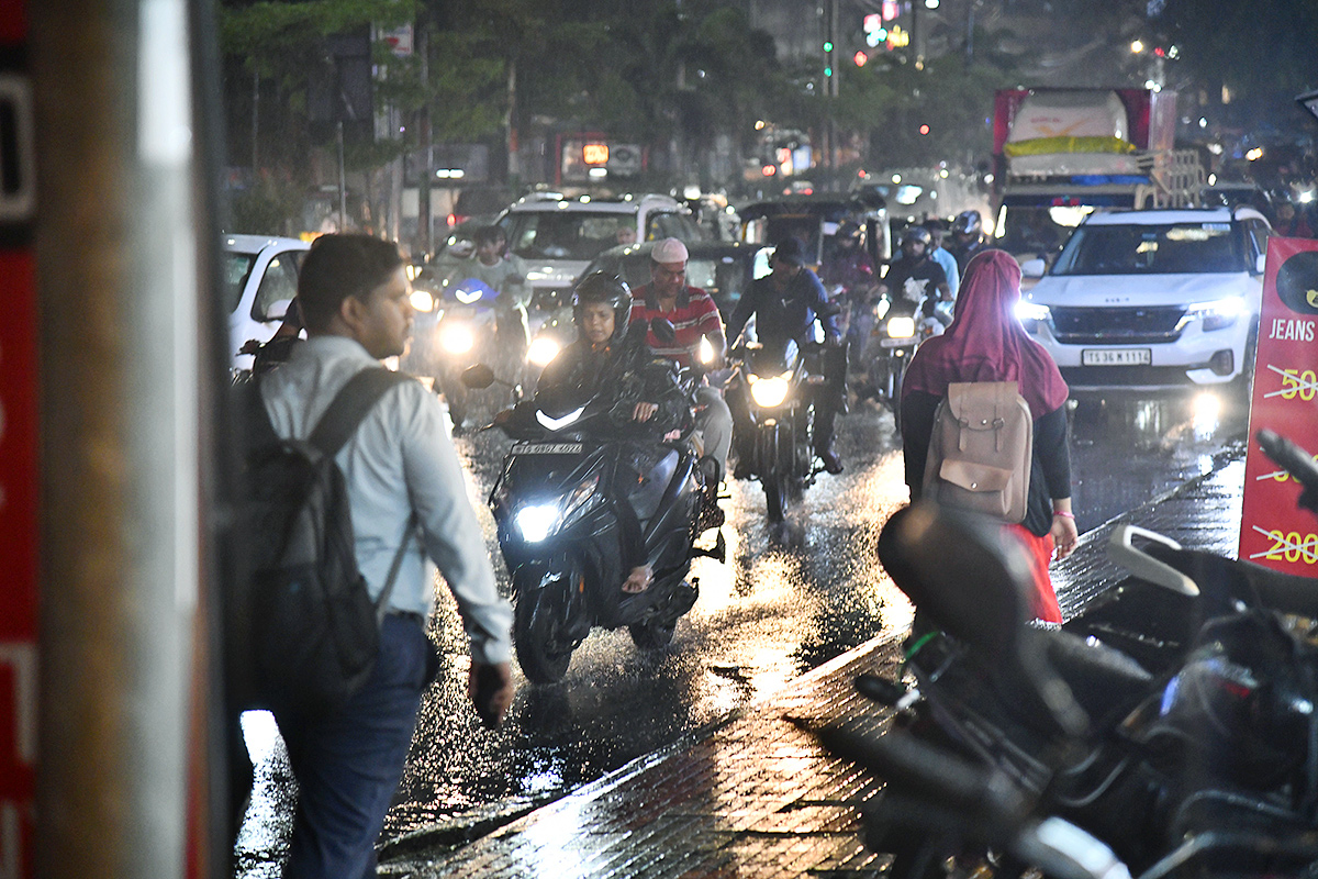 heavy rain lashes hyderabad city - Sakshi9