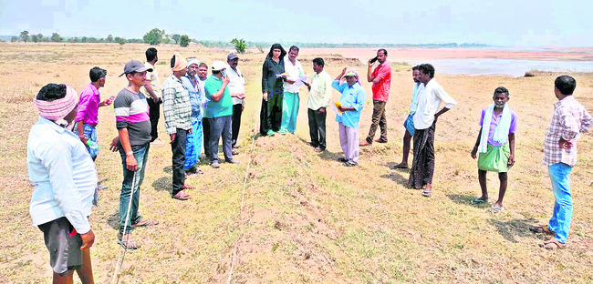 సర్వే చేస్తున్న అధికారులు1