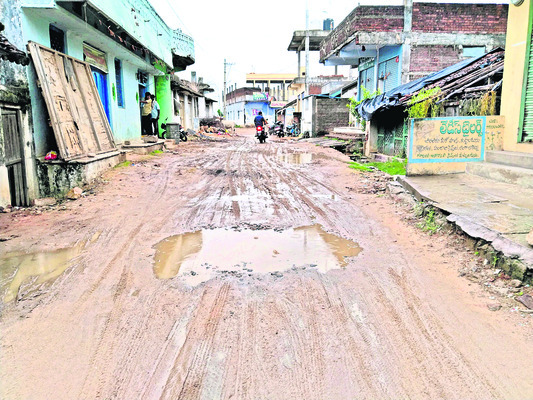 గాంధీచౌక్‌–పద్మశాలి వాడ రహదారి పరిస్థితి 1