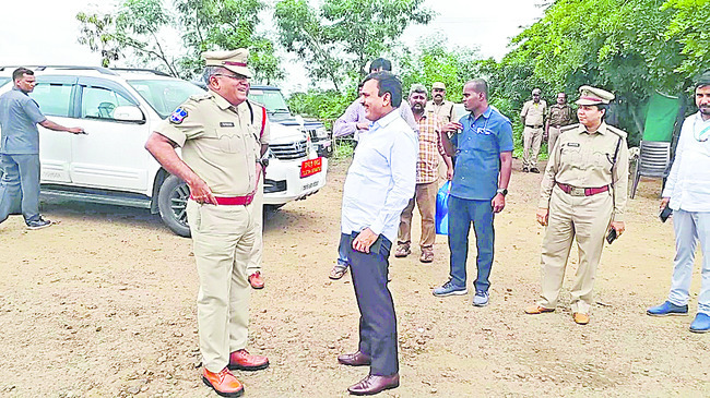 రాష్ట్ర సరిహద్దు వద్ద పర్యవేక్షిస్తున్న కలెక్టర్‌ శరత్‌, ఎస్పీ రమణకుమార్‌ 1