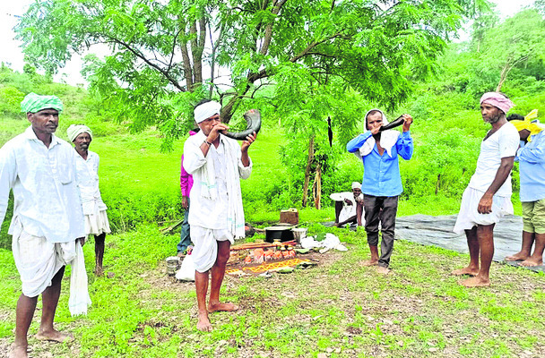 తుర్ర వాయిస్తున్న పెద్దలు1