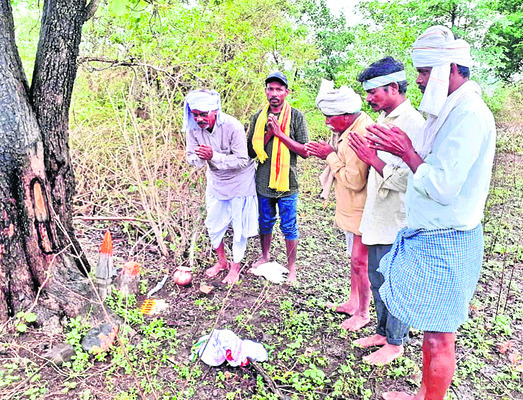 ఆకిపూన్‌ వద్ద భక్తులు2