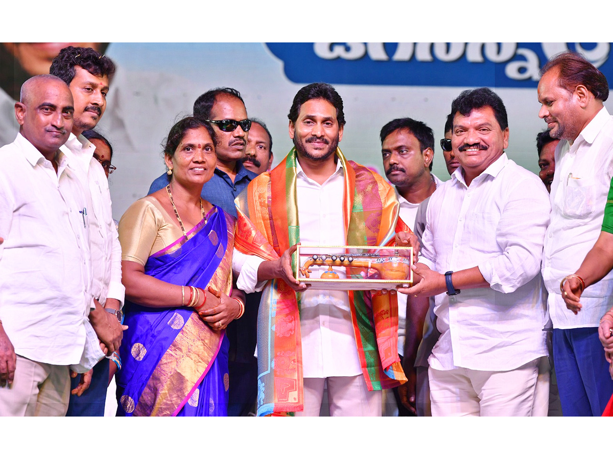 AP CM Jagan Launches Jagananna Amma Vodi Scheme Photos - Sakshi15