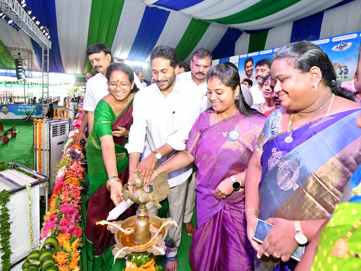 AP CM Jagan Launches Jagananna Amma Vodi Scheme Photos - Sakshi16