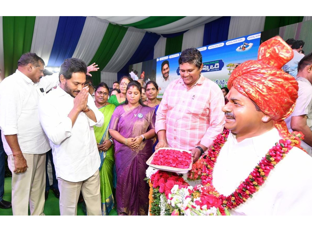 AP CM Jagan Launches Jagananna Amma Vodi Scheme Photos - Sakshi17