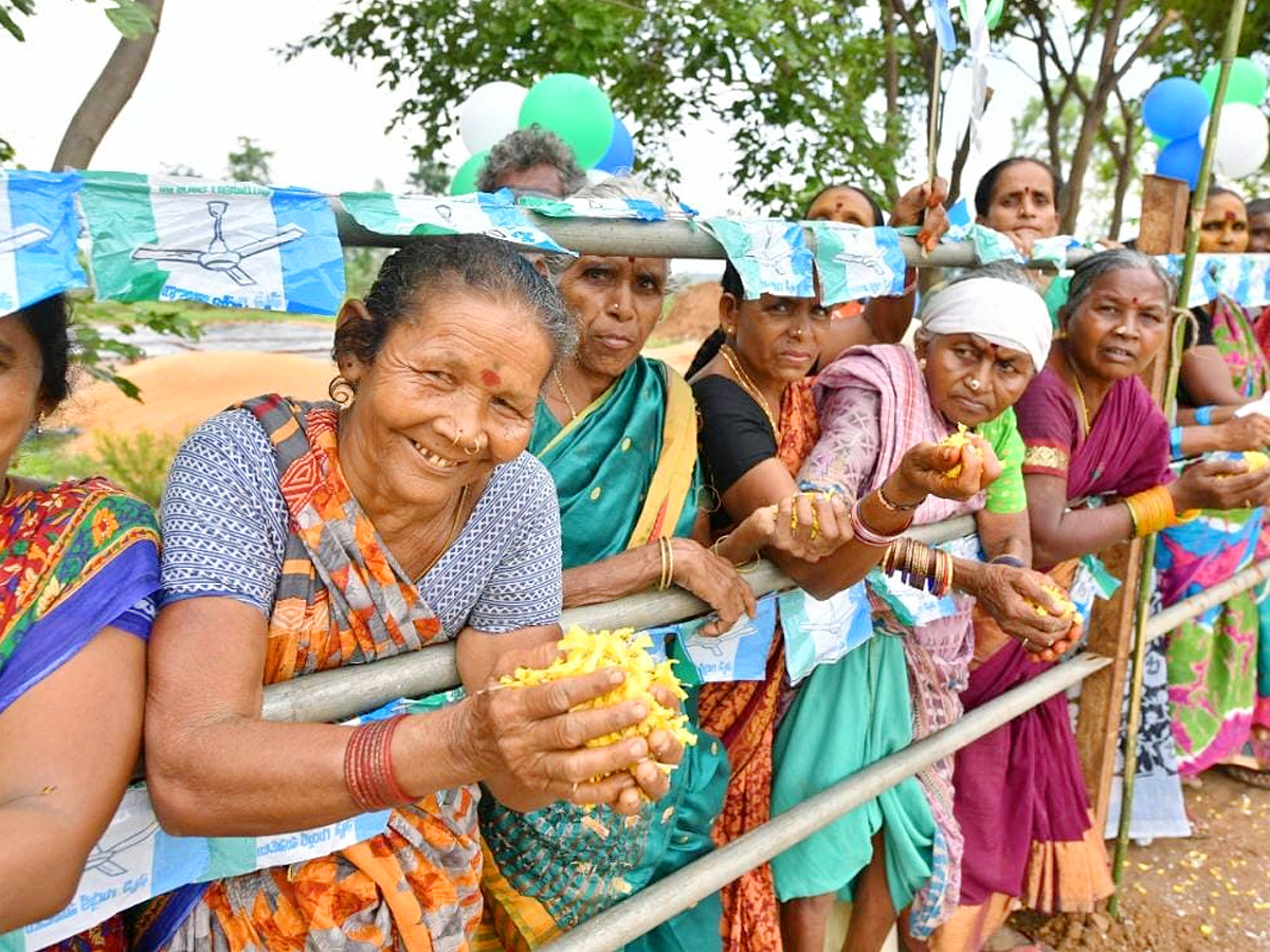 AP CM Jagan Launches Jagananna Amma Vodi Scheme Photos - Sakshi38