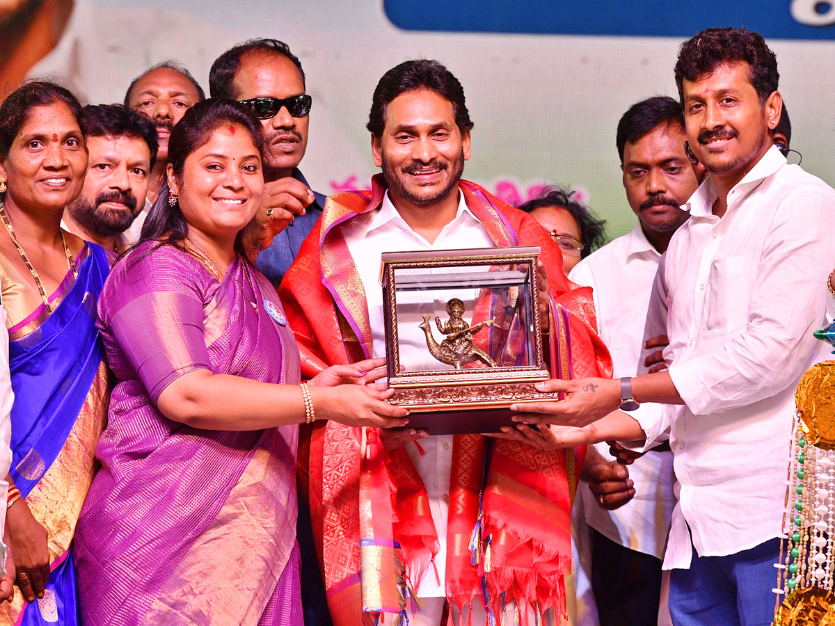 AP CM Jagan Launches Jagananna Amma Vodi Scheme Photos - Sakshi31