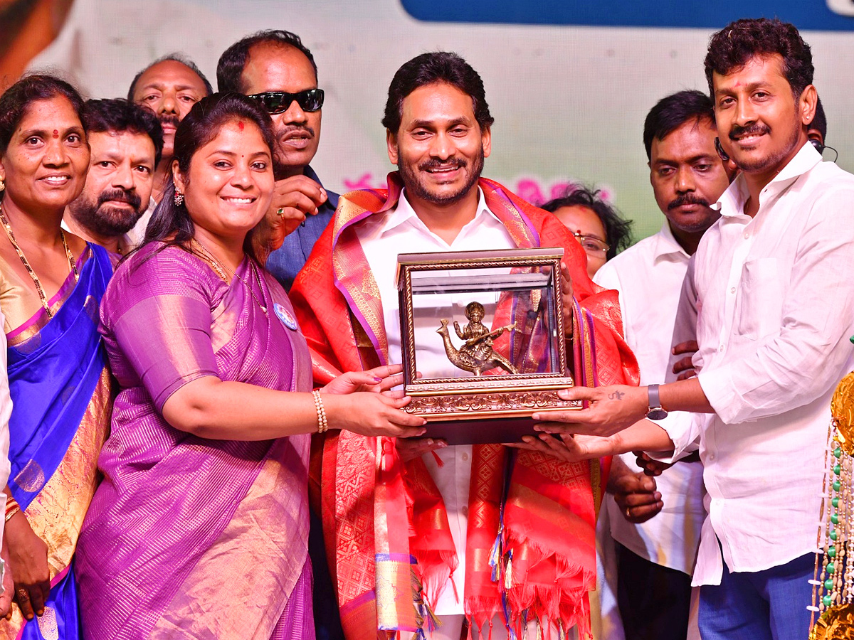 AP CM Jagan Launches Jagananna Amma Vodi Scheme Photos - Sakshi32