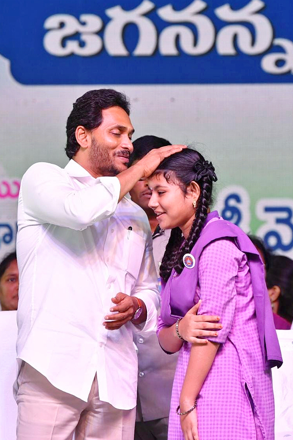 AP CM Jagan Launches Jagananna Amma Vodi Scheme Photos - Sakshi7