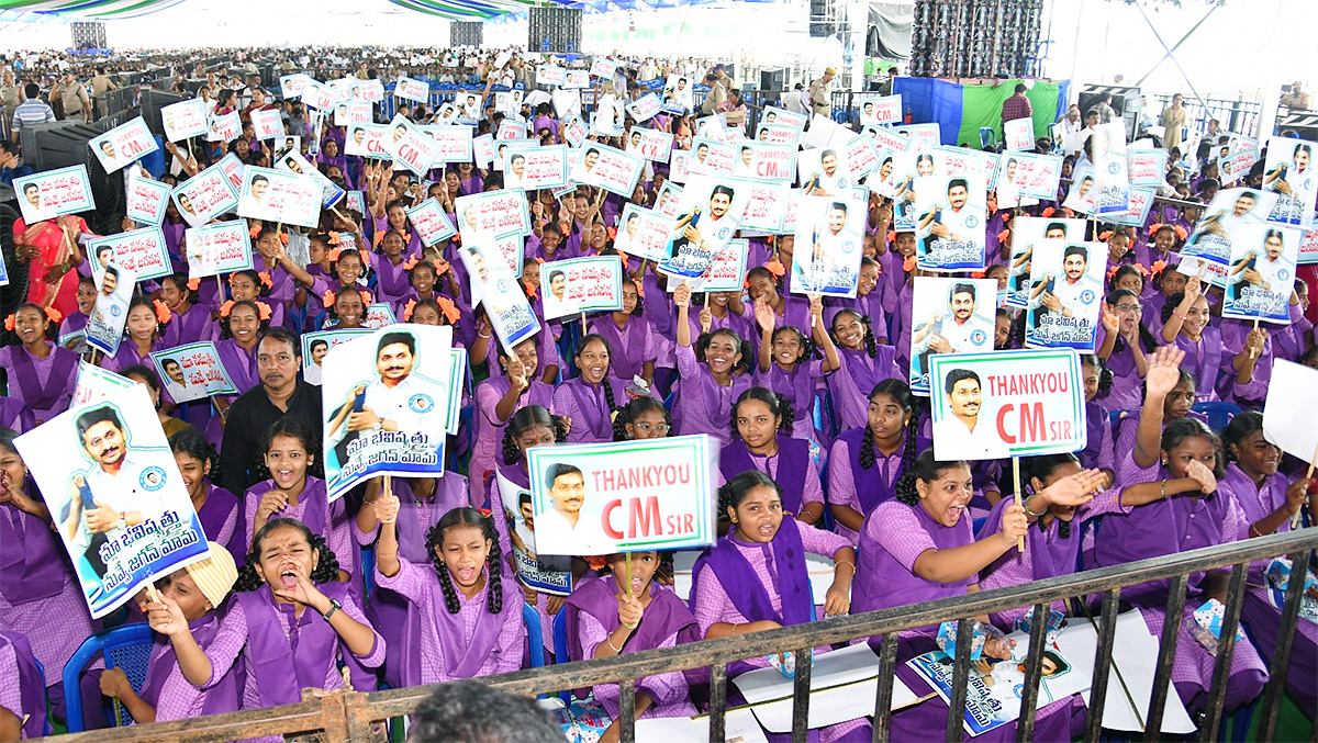 Children Special Thanks YS Jagan At Kurupam Amma vodi Photos - Sakshi1