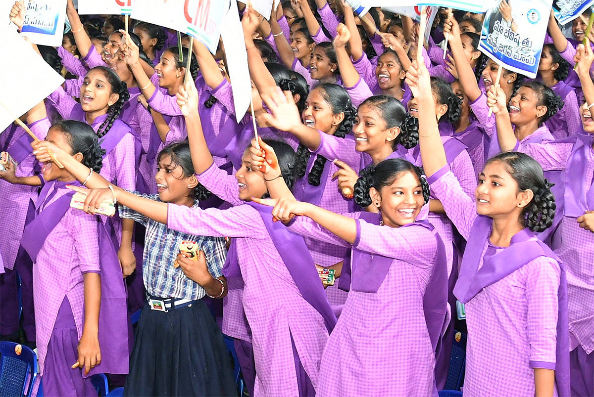 Children Special Thanks YS Jagan At Kurupam Amma vodi Photos - Sakshi3