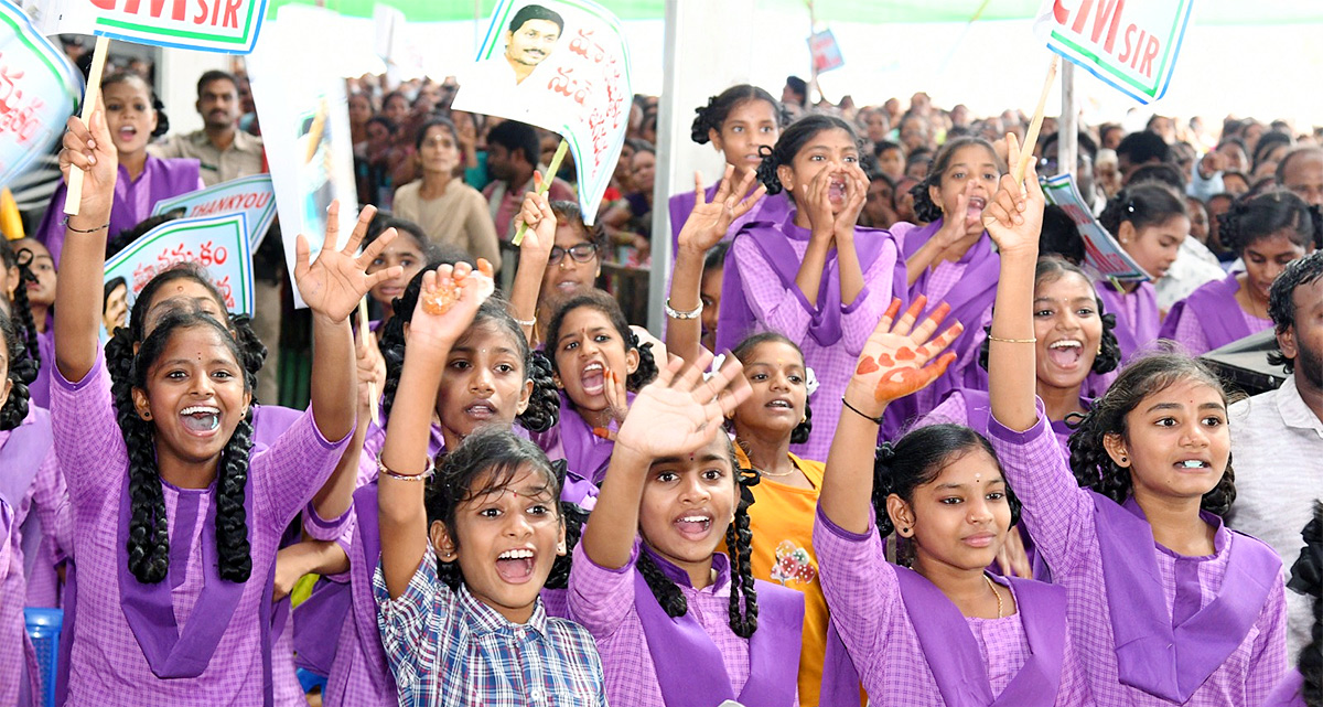 Children Special Thanks YS Jagan At Kurupam Amma vodi Photos - Sakshi4