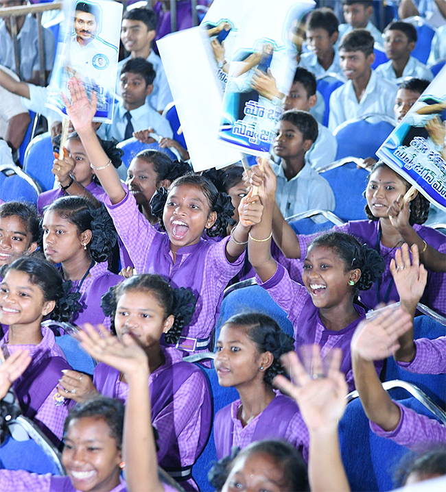 Children Special Thanks YS Jagan At Kurupam Amma vodi Photos - Sakshi7