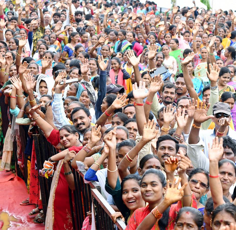 Children Special Thanks YS Jagan At Kurupam Amma vodi Photos - Sakshi8