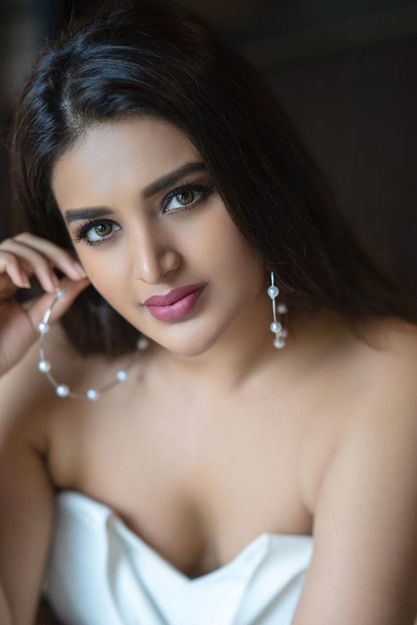 Indian Actress Nidhhi Agerwal HD Photo Gallery - Sakshi5