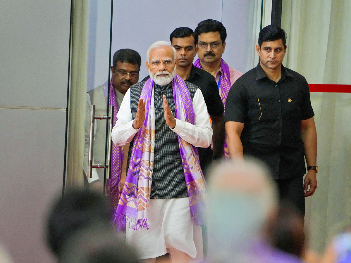 PM Narendra modi travels in metro to attend Delhi University event PHotos - Sakshi15