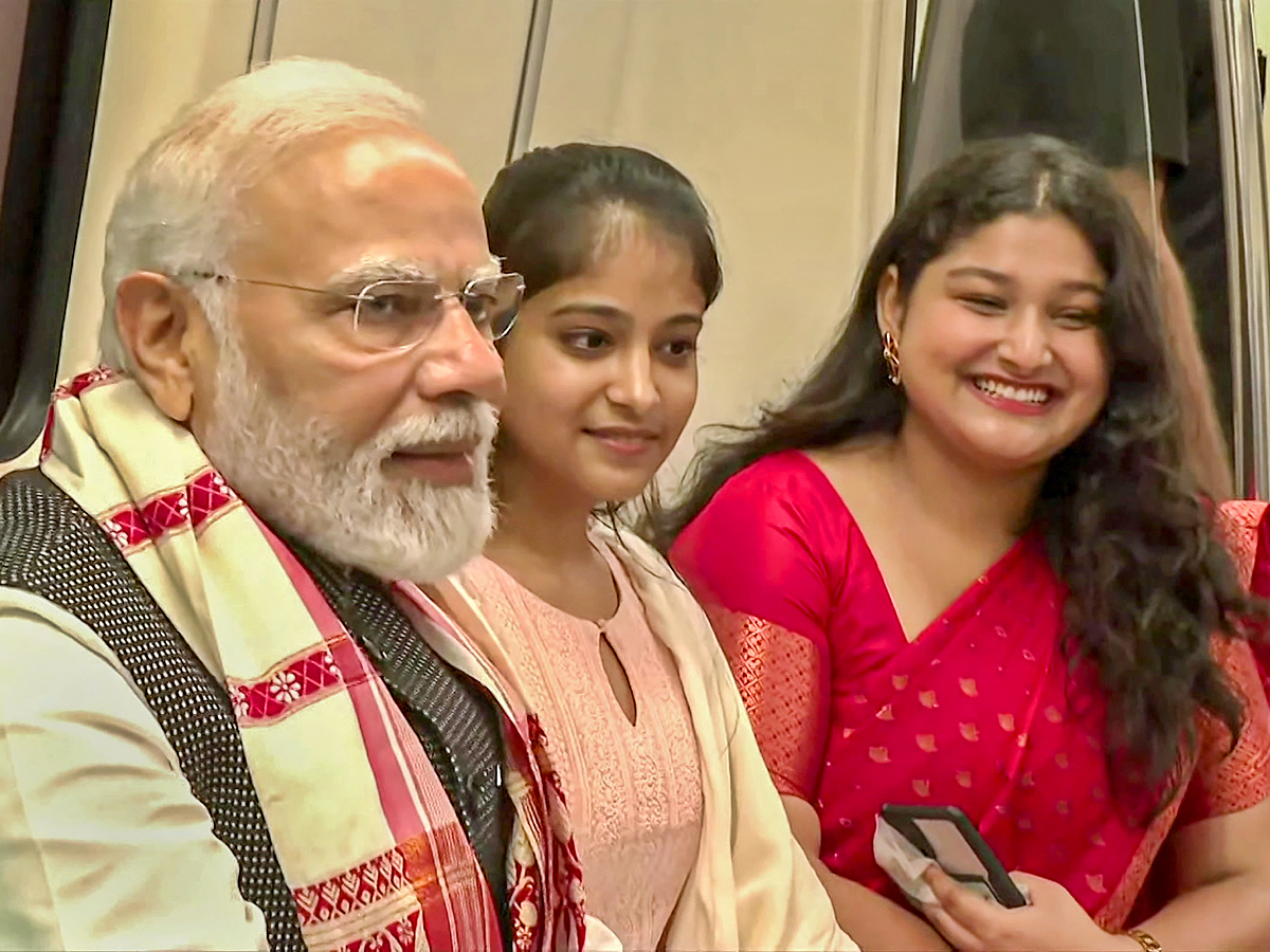 PM Narendra modi travels in metro to attend Delhi University event PHotos - Sakshi16