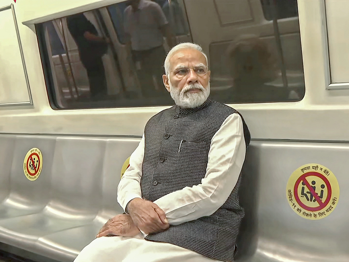 PM Narendra modi travels in metro to attend Delhi University event PHotos - Sakshi18