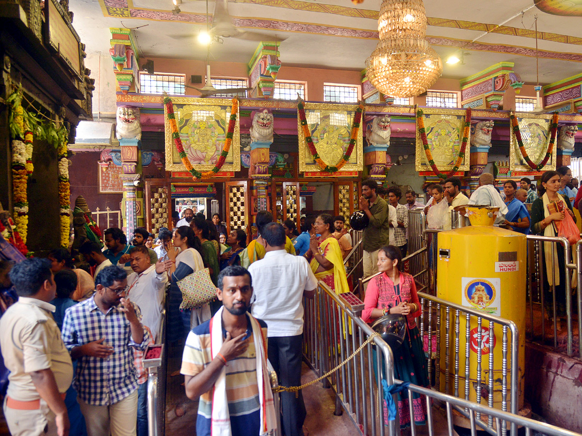 Huge rush of devotees continues at Kanaka Durga Temple - Sakshi9