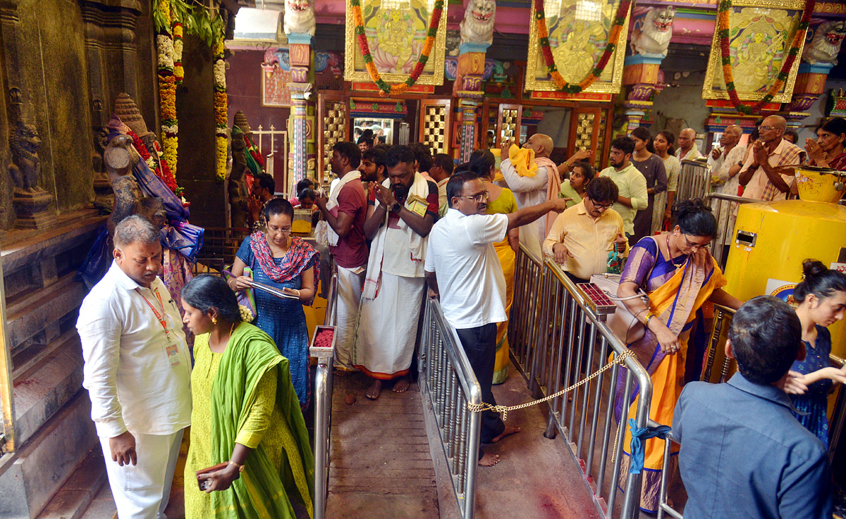 Huge rush of devotees continues at Kanaka Durga Temple - Sakshi10