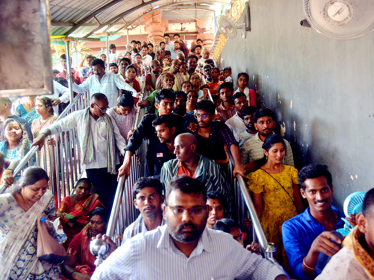 Huge rush of devotees continues at Kanaka Durga Temple - Sakshi12