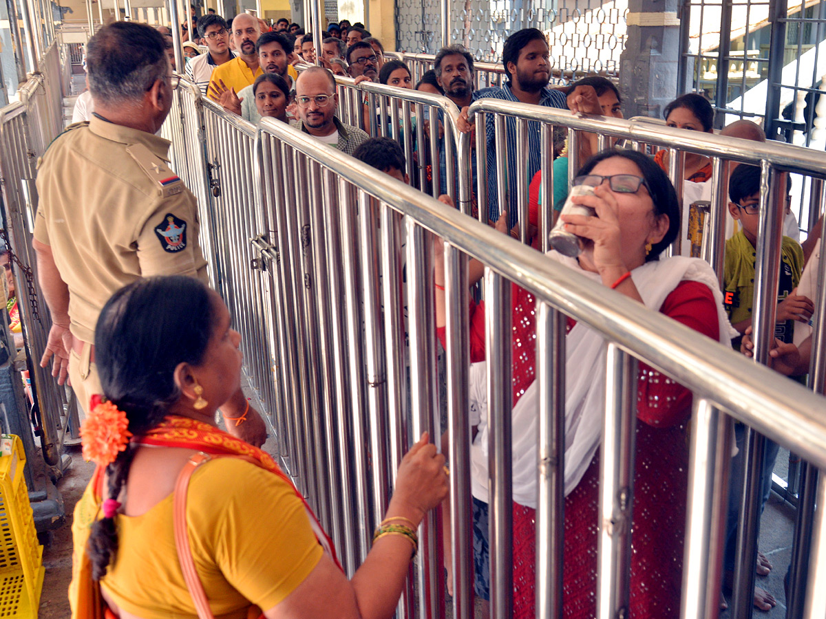 Huge rush of devotees continues at Kanaka Durga Temple - Sakshi15