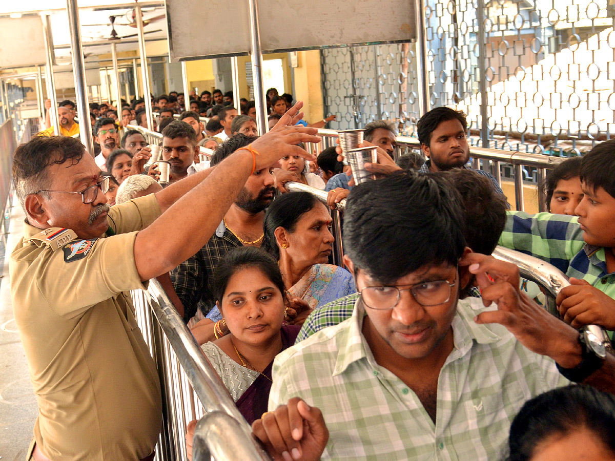 Huge rush of devotees continues at Kanaka Durga Temple - Sakshi16