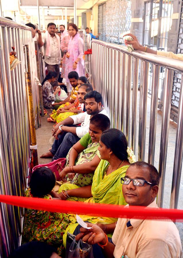 Huge rush of devotees continues at Kanaka Durga Temple - Sakshi19