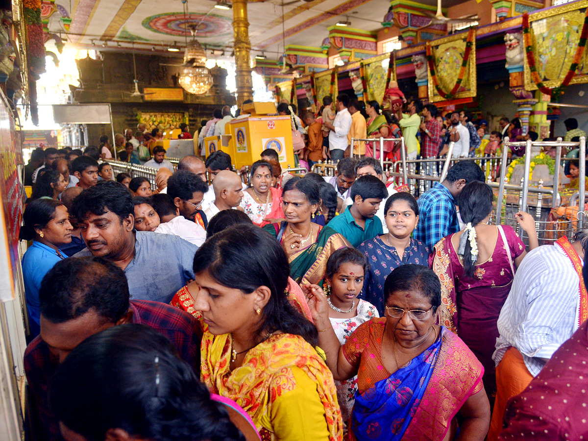 Huge rush of devotees continues at Kanaka Durga Temple - Sakshi21