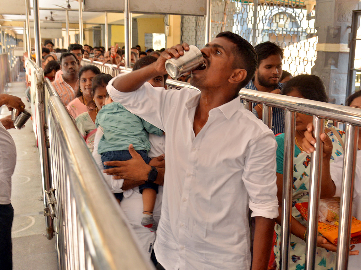 Huge rush of devotees continues at Kanaka Durga Temple - Sakshi22