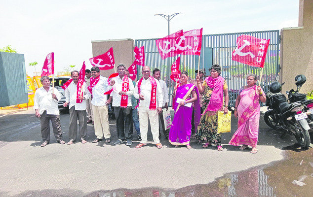 కలెక్టరేట్‌ ఎదుట ధర్నా చేస్తున్న వ్యవసాయ కార్మిక సంఘం నేతలు  
1