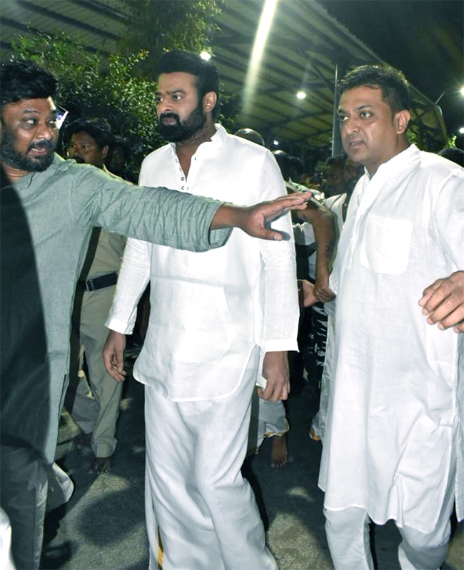 Pics show Prabhas visiting Tirumala temple - Sakshi10