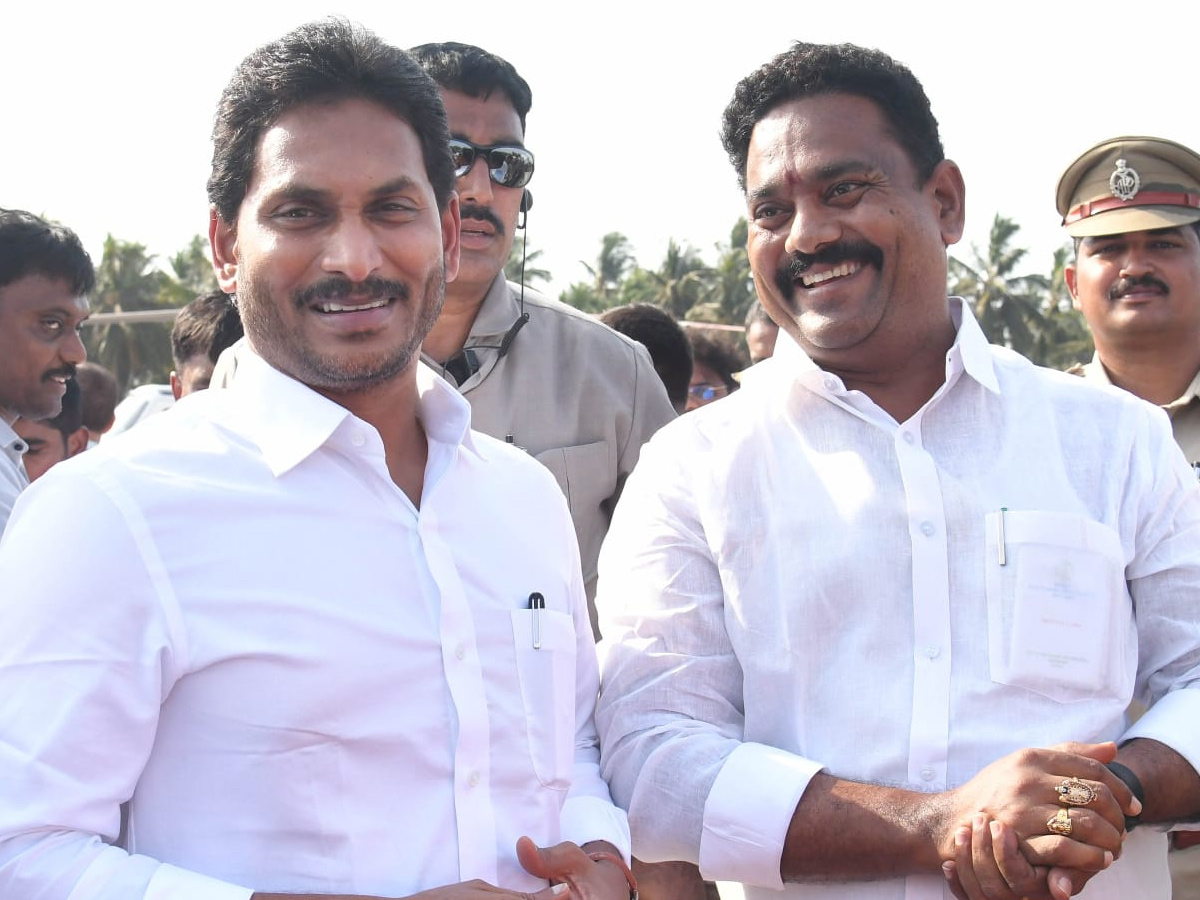 CM Jagan Convoy Receives Grand Welcome at konaseema Photos - Sakshi18