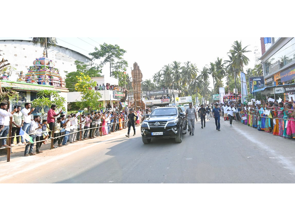 CM Jagan Convoy Receives Grand Welcome at konaseema Photos - Sakshi5