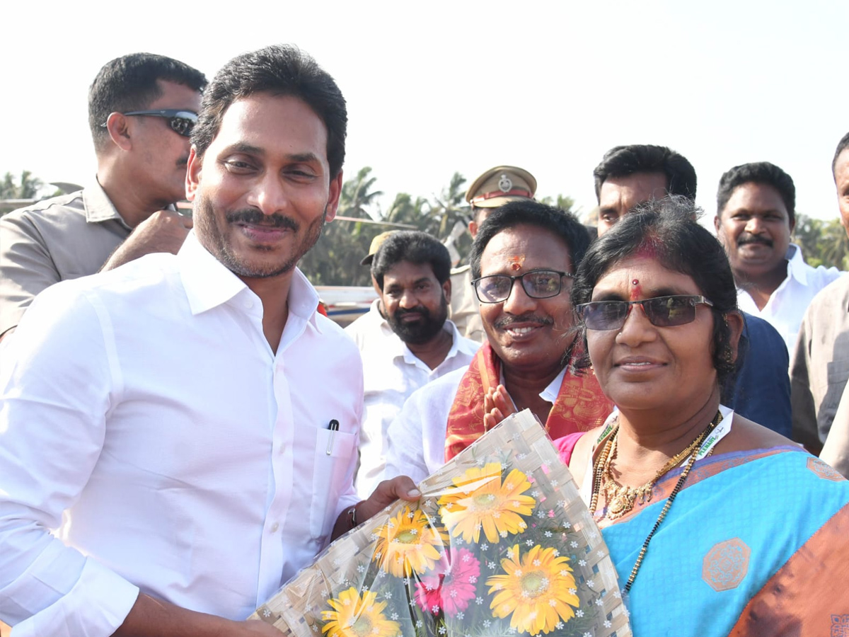 CM Jagan Convoy Receives Grand Welcome at konaseema Photos - Sakshi21