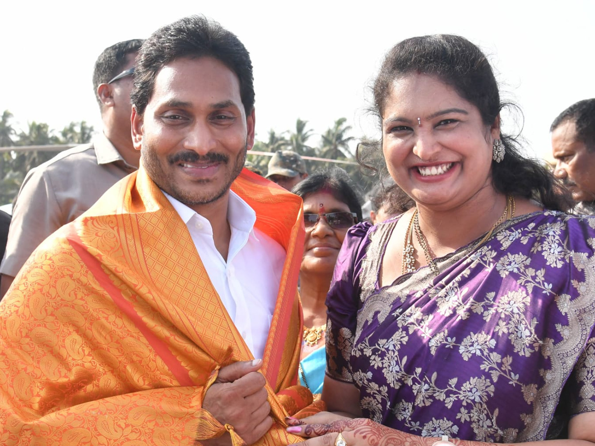 CM Jagan Convoy Receives Grand Welcome at konaseema Photos - Sakshi22